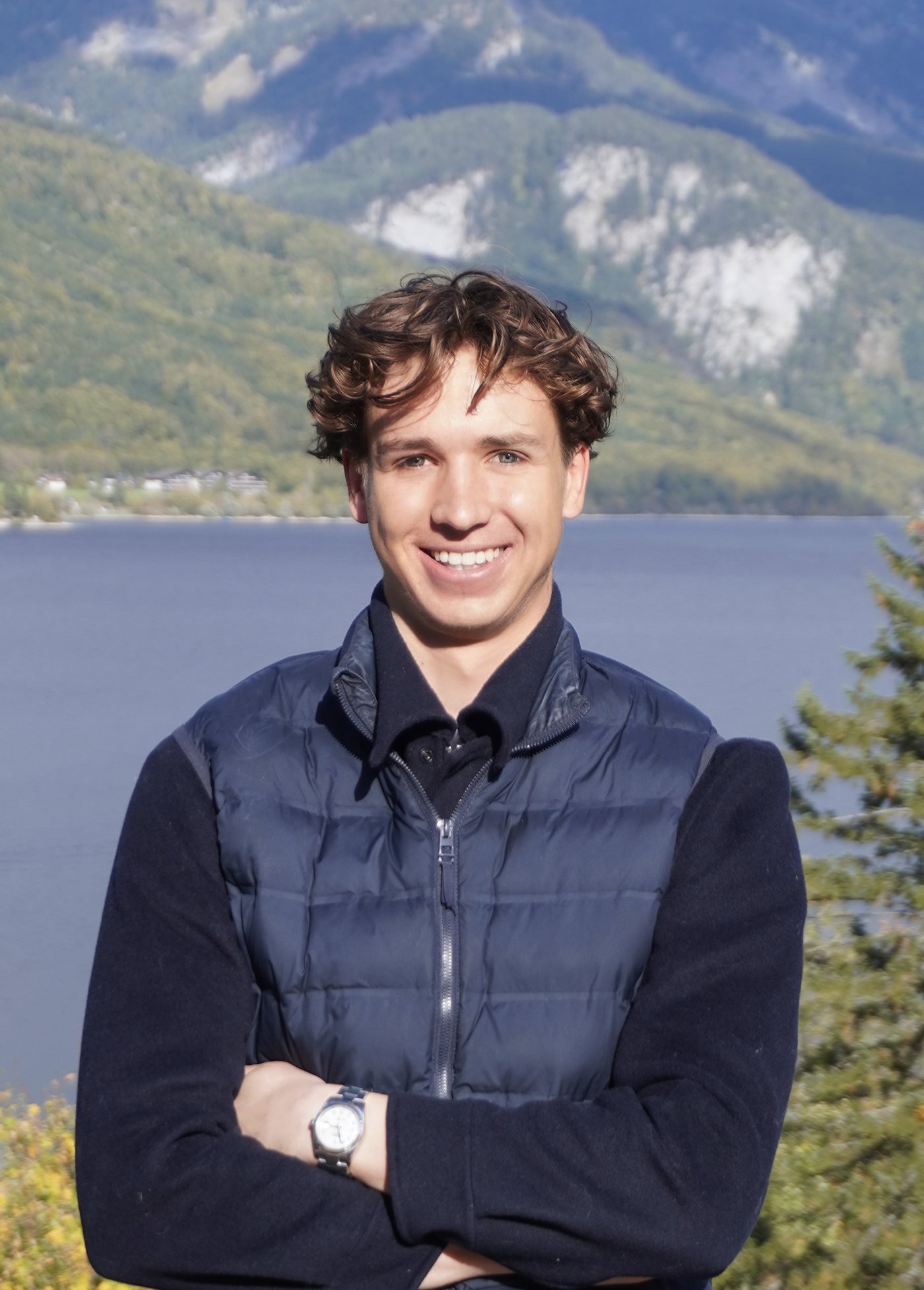 Lukas Pirosko vor See und Bergen im Ausseerland