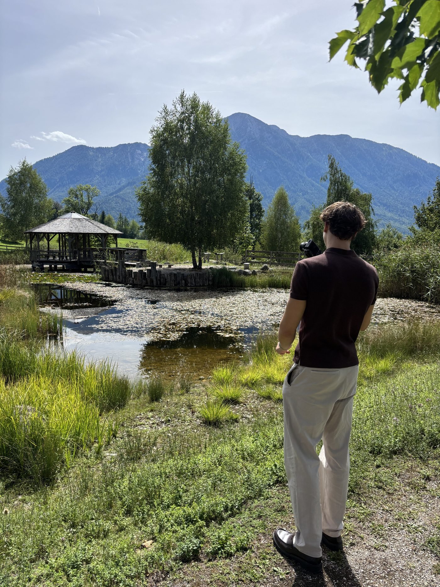 Lukas beim Dreh am Wasser, mit Kamera und Gimbal